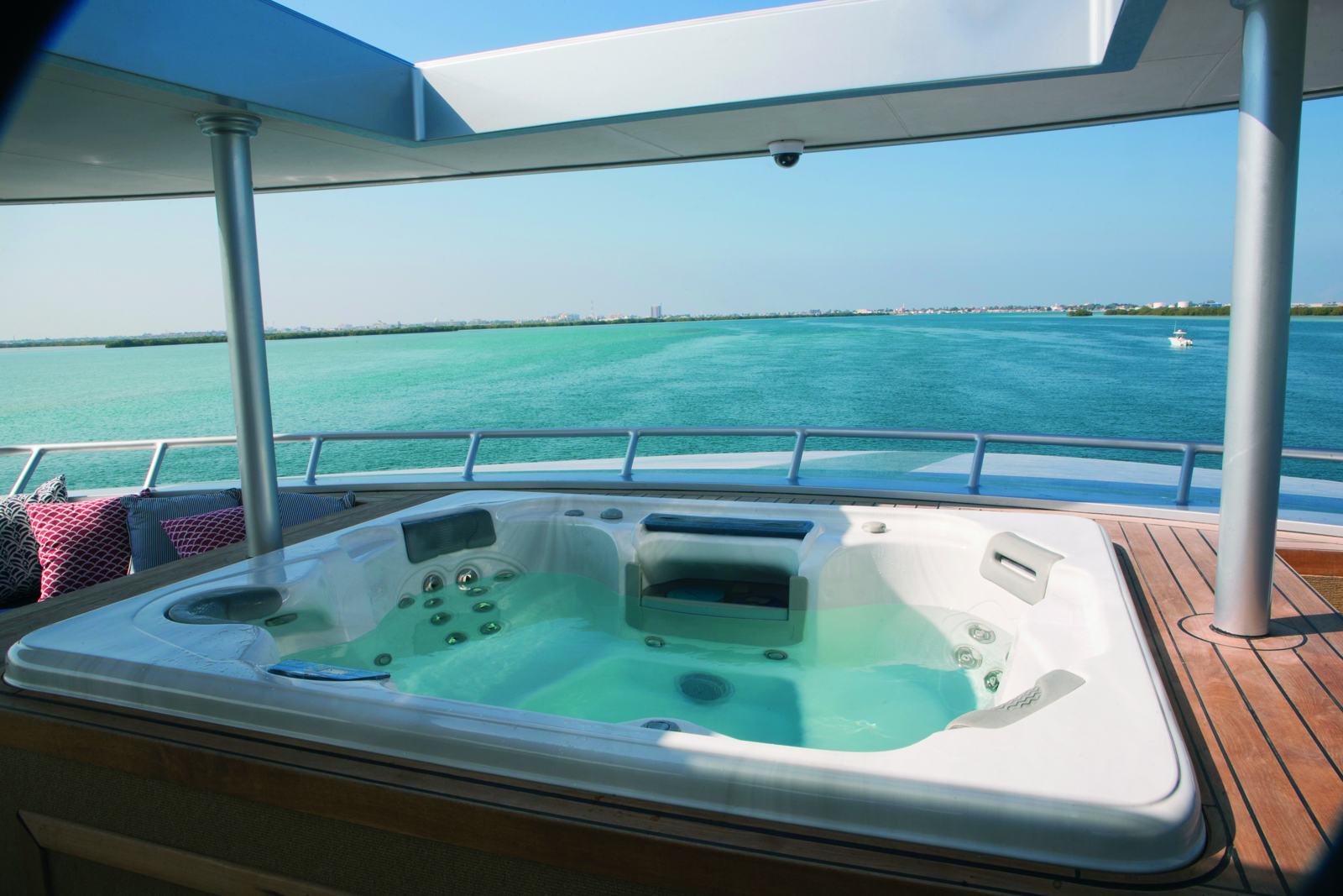 The QP10 II, a 23 m aluminium houseboat